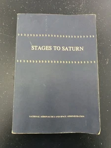 1980 Stages to Saturn by Roger Bilstein NASA Book Apollo History VTG Paperback - Imagen 1 de 10