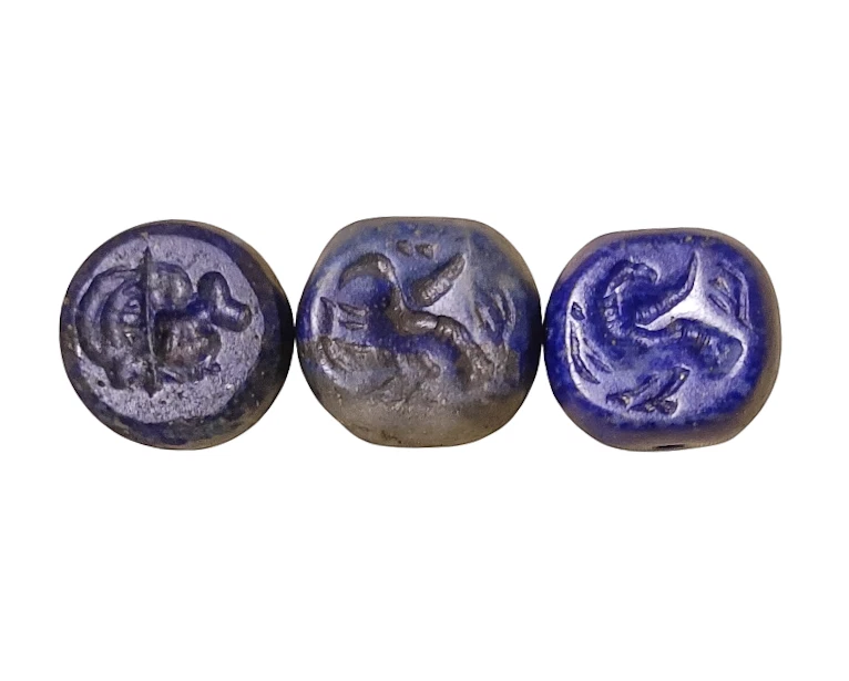 Trío de cuentas de sello talladas a mano de lapislázuli 1900-1920 (Afganistán-norte de la India) Foto 1 de 4