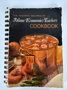 Vtg 70s The Favorite Recipes of Home Economics Teachers Cookbook - Foto 1 di 15