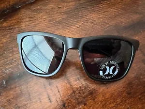 HURLEY Sunglasses Polarized Lenses Black Matte Frame Gray Lens HSM10040P 002 NEW - Picture 1 of 6