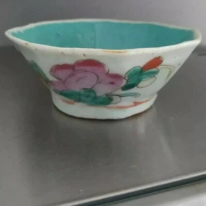 Anfang 20. Jahrhundert chinesische Famille Rose/Türkis Porzellan Schale mit gewelltem Rand - Bild 1 von 9