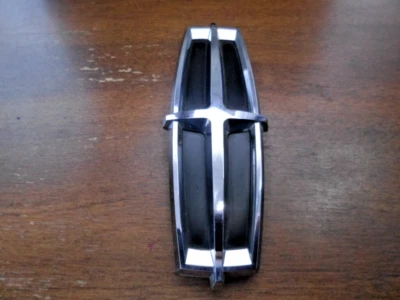 Lincoln MKZ 2010 2011 2012 - emblema de guardabarros con logotipo de Lincoln lado derecho del pasajero Foto 1 de 4