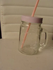 Trinkbecher Herzchen Dekor Deckel, Trinkglas Glasbecher mit Henkel 450 ml - Bild 1 von 2