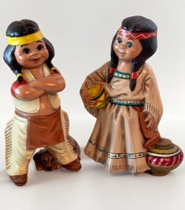 Figurine vintage dipinte a mano anni 70 ceramica nativi americani ragazzo e ragazza 8” - Foto 1 di 19