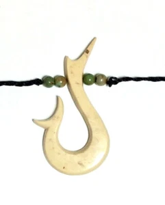 COLLAR HAWAIANO TALLADO A MANO COCO BLANCO, "GANCHO DE PESCADO", SOL ART STUDIO, NUEVO - Imagen 1 de 2
