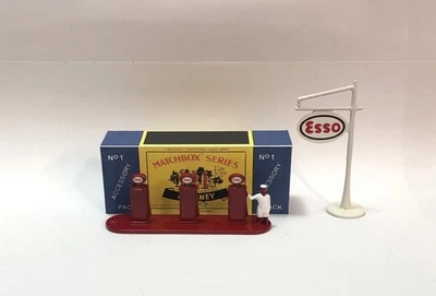 Bombas y letrero vintage Lesney Matchbox restaurado A1 ESSO, debe leer detalles, Foto 1 de 2
