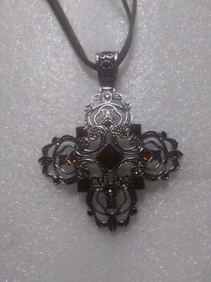 Colgante Cruz Gorgous con Piedras Color Ámbar Sobre Cordón Cuero Foto 1 de 4