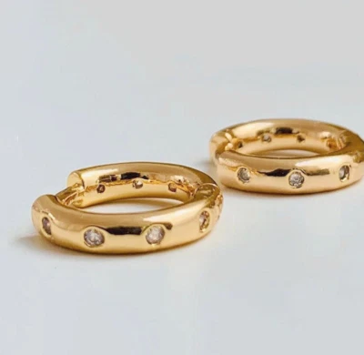 Pendientes de aro huggie de oro piedra pavé oro pequeños pendientes de aro rellenos de oro Foto 1 de 4