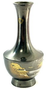 "Florero de metal grabado asiático vintage diseño pagoda océano montañas 6""" - Imagen 1 de 7