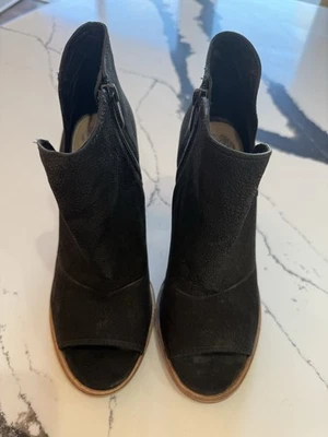 Sandalia Vince Camuto Peep Toe tacón bloque cuero negro talla 8 Foto 1 de 4