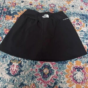 The North Face Girls Black On The Trail Skirt Skort Built in Shorts Size Medium - Picture 1 of 8
