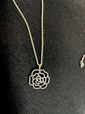 Collar colgante de flor de rosa con corte de diamante de plata de ley Foto 1 de 4