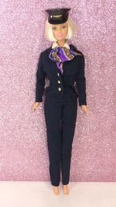 BARBIE POUPÉE DOLL AIRPLANE PILOT PILOTE D'AVION N° 24017 MATTEL 1999 - Foto 1 di 23