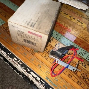 New In Box Honeywell Internal Aux. Switch Kit 220736A - Picture 1 of 3
