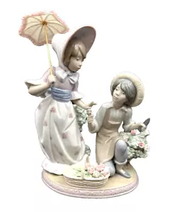 Lladro Rentner "Für Sie" Regino Torrijos Mädchen Sonnenschirm Erhalt Blume von Junge - Bild 1 von 15