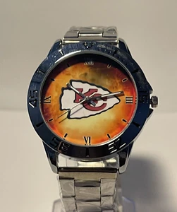 Reloj plateado de acero inoxidable con logotipo del equipo de Kansas City Chiefs NFL para hombre NUEVO - Imagen 1 de 11
