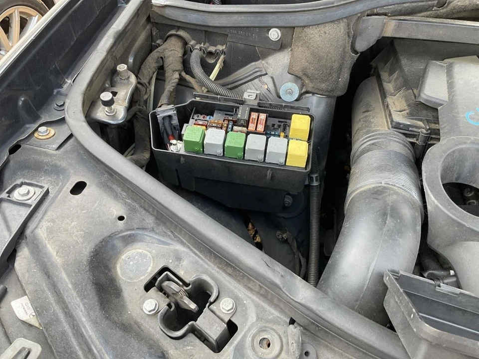 Fuse Box Engine 251 Type R350 ID 1645403572 Fits 10-13 MERCEDES R-CLASS 5080916 - Image 1 of 1