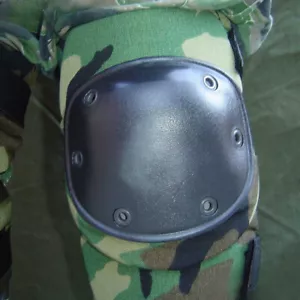SMALL Bijan USGI Military IMPROVED Knee Pads Woodland Camo / BLACK USMC NEW - Picture 1 of 9