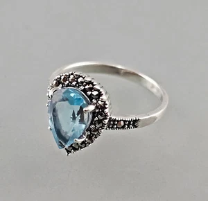 9923325 Anello In Argento 925 Con Topazio Blu Chiaro E Marcasite Taglia 54 - Foto 1 di 4