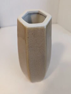 7x3,5 einzigartige beige Keramik Porzellan schwere Sechseck Knospen Vase  - Bild 1 von 4
