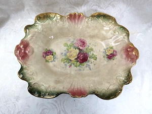 Antiguo cuenco decorativo alemán festoneado y borde dorado con rosas rojas y amarillas - Imagen 1 de 9