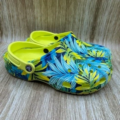 Мужские сандалии Crocs Classic Clog размер 9 синие желтые с тропическим цветочным узором 204612 - Изображение 1 из 4