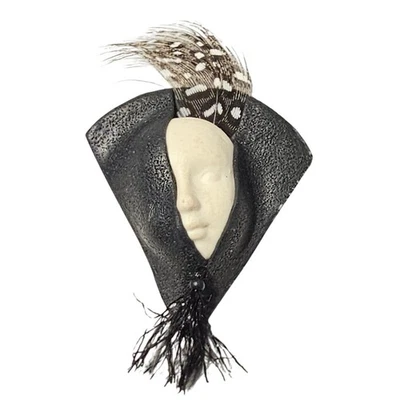 Broche facial arte vintage preto branco penas argila máscara broche assinado JAS 2,8"  - Imagem 1 de 4