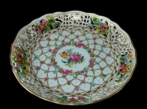 Antiguo cuenco perforado de oro levantado pintado a mano de porcelana sajona de Dresde de Sachsische - Imagen 1 de 10