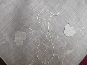 Vintage Madeira weiß auf weiß Leinen Hochzeit Taschentuch Mono F unbenutzt mit 3 Etiketten - Bild 1 von 1