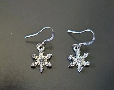 Pendientes pequeños de copo de nieve de vidrio de colección para orejas perforadas, tema de invierno Foto 1 de 4