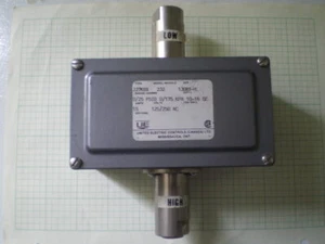 United Electric Differencial pressure switch Model 232 ( NOS) - Foto 1 di 2