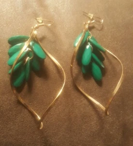 Goldfarbene Spiralohrringe mit grünen Perlen - Bild 1 von 4