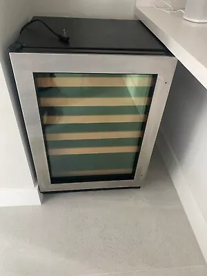 U-Line U1224WCS00B Captain Series refrigerador de vino bajo encimera Foto 1 de 4