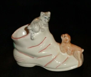 Vintage Ceramic SHOE BOOT BOOTIE w Dog and Cat SMALL VASE or PLANTER - Picture 1 of 6
