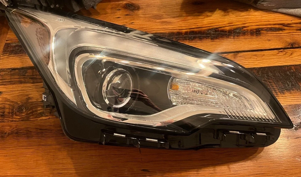 OEM | 2016 - 2019 Buick Envision Halogen Headlight (Right/Passenger) - Image 1 of 4