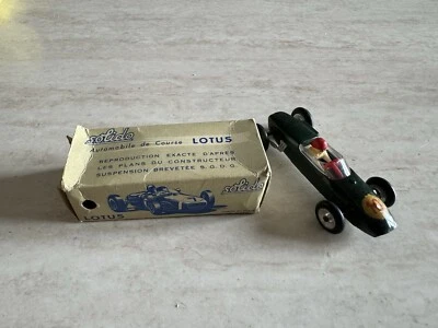 Modellino Solido F1 Lotus con pilota anni 60 made in France 1/43 da collezione - Immagine 1 di 4