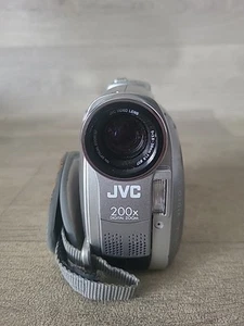 ***BROKWN***JVC GR D200EK, Mini DV Camcorder Spares Or Repairs  - Picture 1 of 6