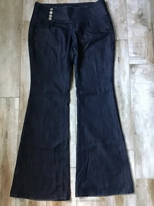 Jeans a gamba svasata blu scuro quasi famosi con bottone laterale taglia 9 - Foto 1 di 4