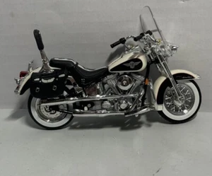 Maisto - 1:18 scale - Harley Davidson - 1993 FLSTN Heritage Softail - Nostalgia - Picture 1 of 3