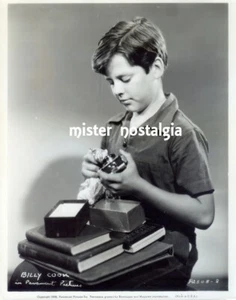 Vintage Foto 1938 Billy Cook mit Büchern und Kamera für Paramount Pictures - Bild 1 von 1
