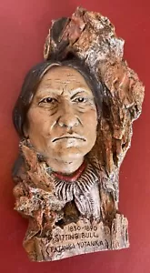 SCULTURA TORO SEDUTO TATANKA YOTANKA 1830 - 1890 Avery Creations 1994 resina - Foto 1 di 5