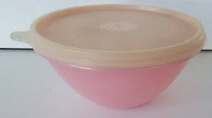 Tupperware Pastel Pink 2-Cup Wonderlier Bowl #233 With Lid - Picture 1 of 11