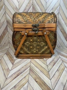 Vintage geflochtener Rattan Holzkorb Schaukel um Riegel Bambusgriffe Handarbeit - Bild 1 von 10
