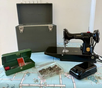 Máquina de coser Singer Featherweight 1939, estuche y accesorios Foto 1 de 4