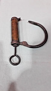 Vecchio lucchetto in ferro battuto e decorazione in ottone del XIX secolo - Foto 1 di 6