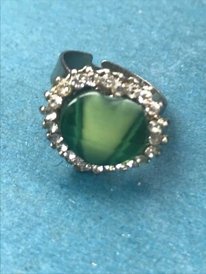 Cabina corazón de plástico verde Estate con borde de pedrería transparente tono plateado ajustable Foto 1 de 4