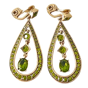 Vintage Monet Green Glass Rhinestone Clip-on Earrings w/ Teardrop Dangle Drop - Bild 1 von 6