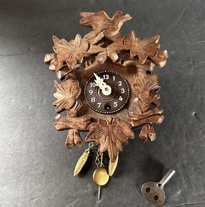 VINTAGE MINI GERMAN Black Forest Clock *1960s* Pendulum 6" -1 Day -w/key. WORKS! - Picture 1 of 10