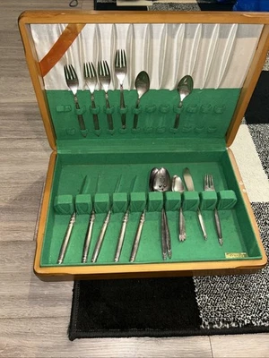 1847 Rogers Bros. GARLAND Silverplate Flatware in Chest partial set 17 pieces - Image 1 of 4