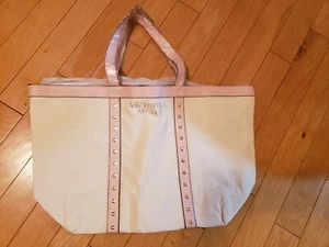 Neu mit Etikett Victoria's Secret Canvas-Beuteltasche pink auf weiß mit Steinnieten  - Bild 1 von 1